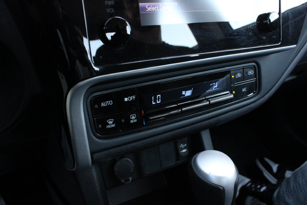 Used 2018 Toyota Corolla LE FWD image 16