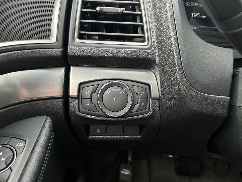 Used 2018 Ford Explorer XLT w/ Equipment Group 202A AWD/4WD image 28