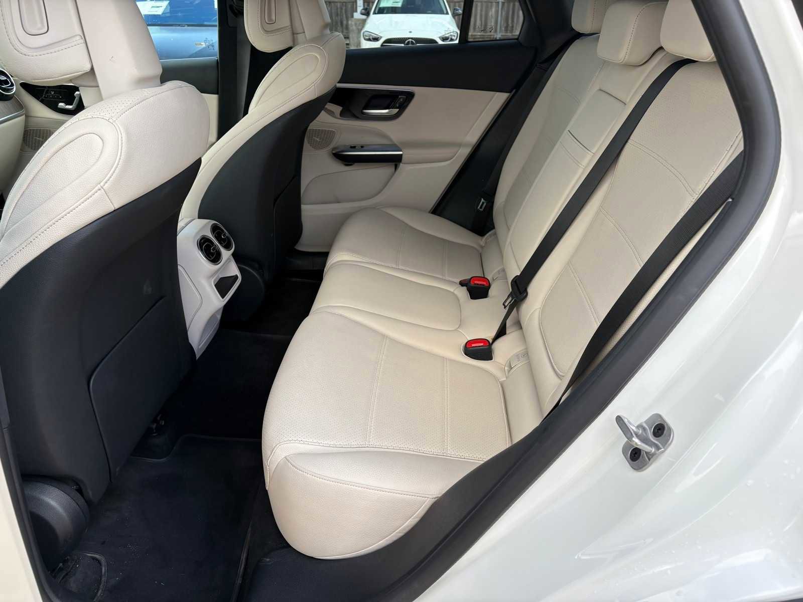 Used 2025 Mercedes-Benz GLC 300 4MATIC image 11