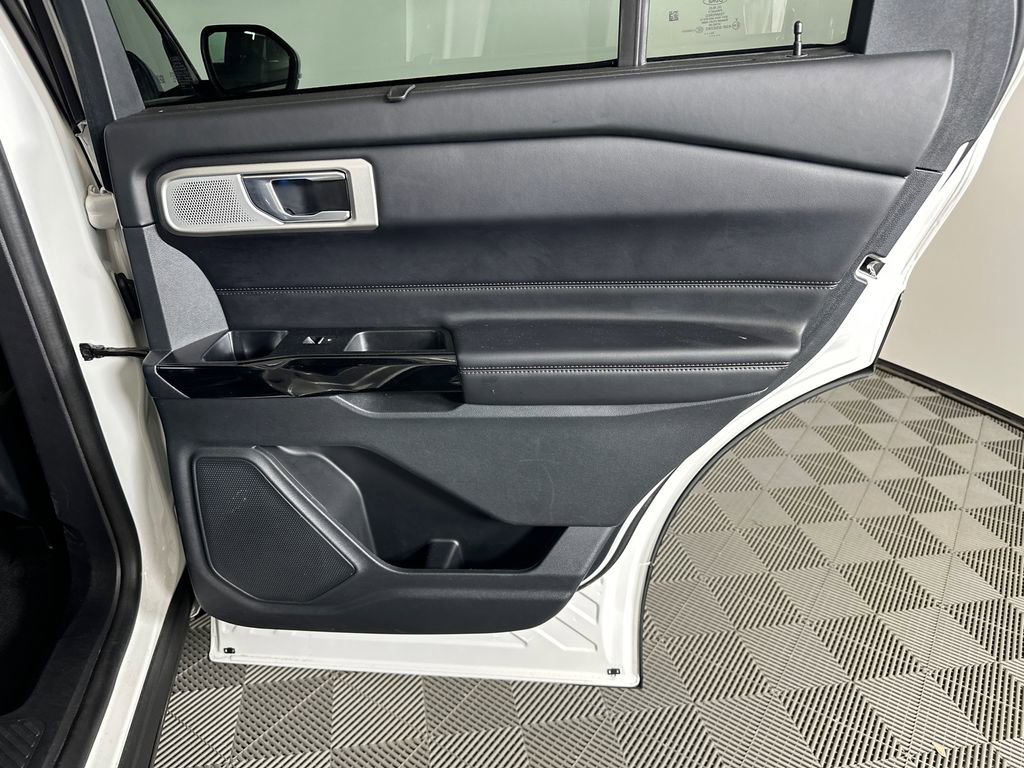 Used 2022 Ford Explorer Platinum w/ Equipment Group 601A AWD/4WD image 16