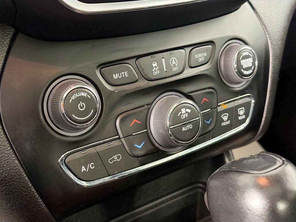 Used 2022 Jeep Cherokee Trailhawk w/ Trailhawk Elite Value Package image 16