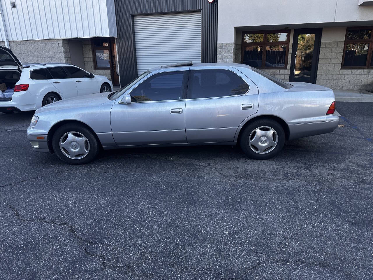Used 2000 Lexus LS 400 RWD image 3