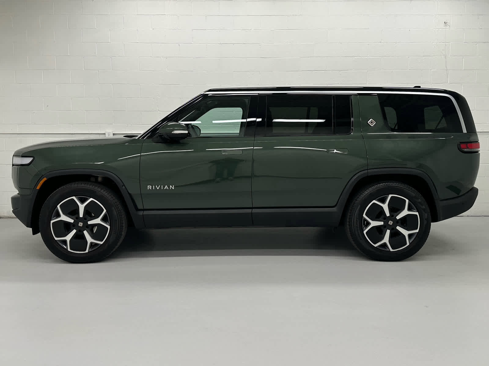 Used 2024 Rivian R1S Adventure image 3