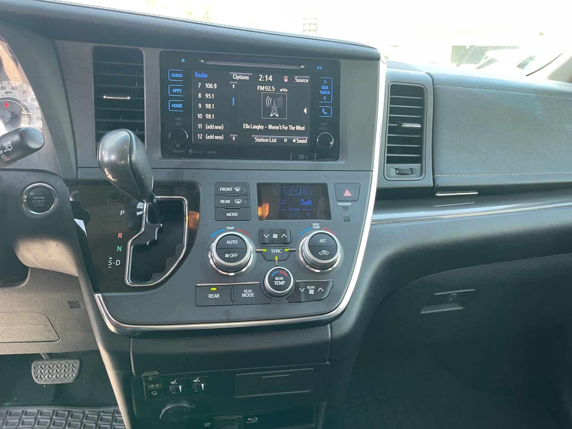 Used 2017 Toyota Sienna SE Premium FWD image 17