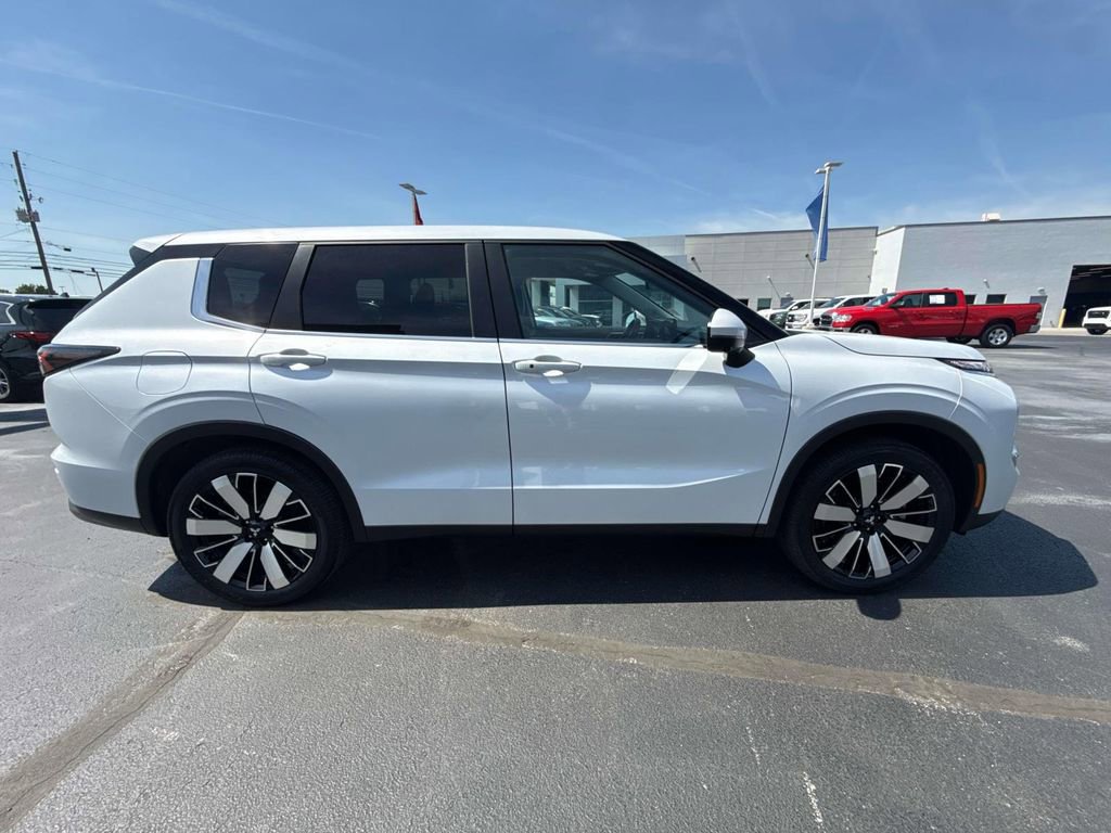 Used 2025 Mitsubishi Outlander SE image 8
