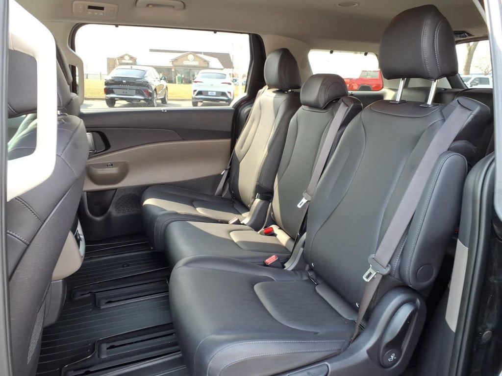 Used 2025 Kia Carnival EX image 27
