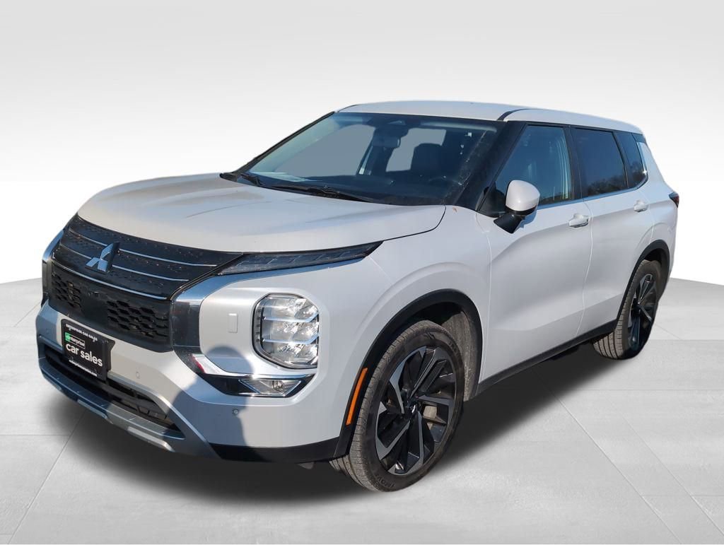 Used 2024 Mitsubishi Outlander SE image 2
