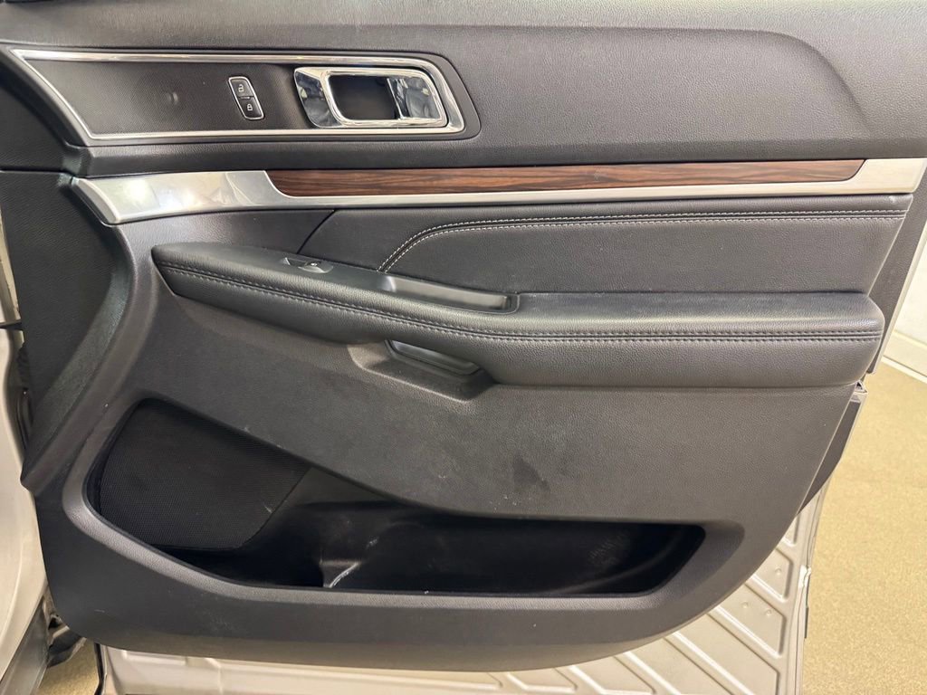 Used 2018 Ford Explorer Limited w/ Equipment Group 301A FWD image 30