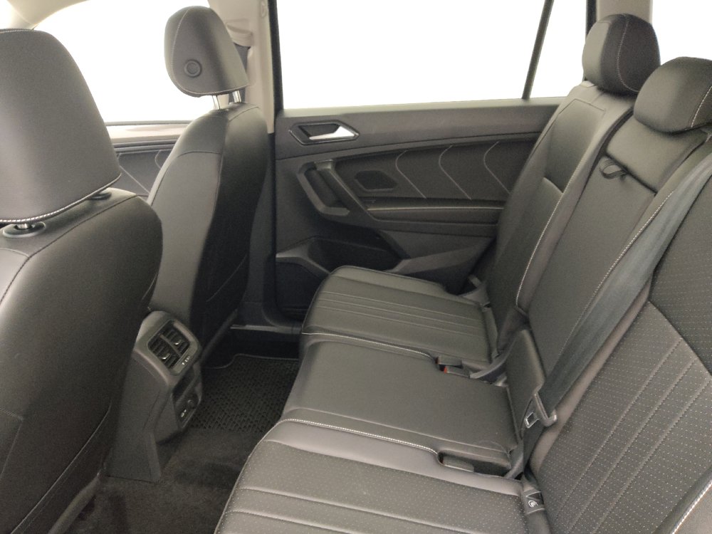 Used 2023 Volkswagen Tiguan SE w/ Panoramic Sunroof Package FWD image 18