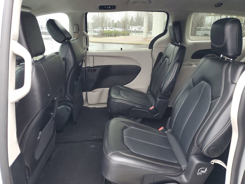 Used 2024 Chrysler Pacifica Touring-L image 29