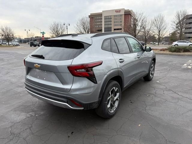 Used 2025 Chevrolet Trax LT w/ Driver Confidence Package image 7