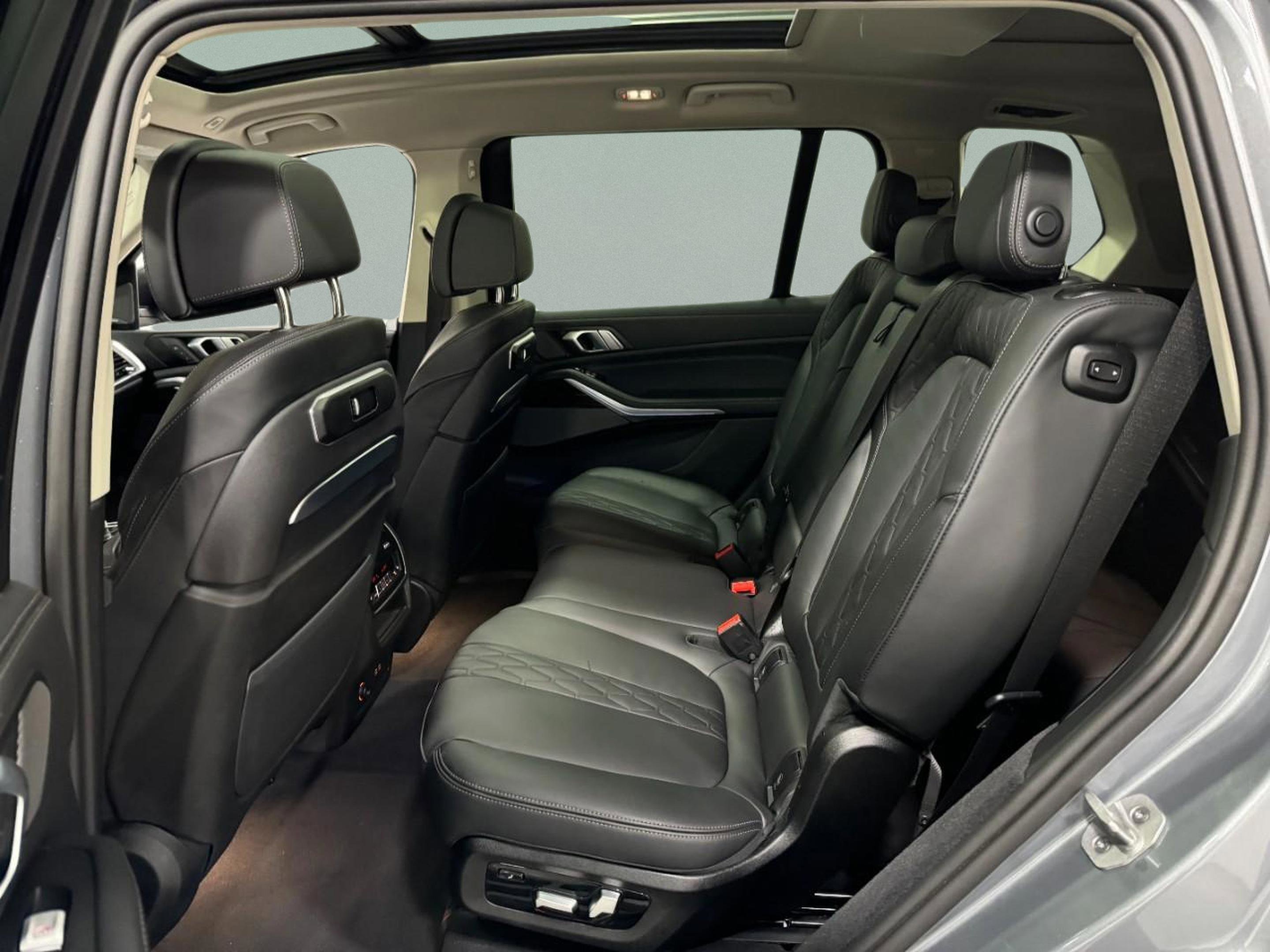 Used 2025 BMW X7 xDrive40i image 9