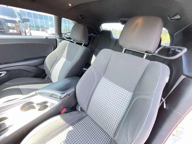 Used 2022 Dodge Challenger SXT w/ Driver Convenience Group RWD image 15