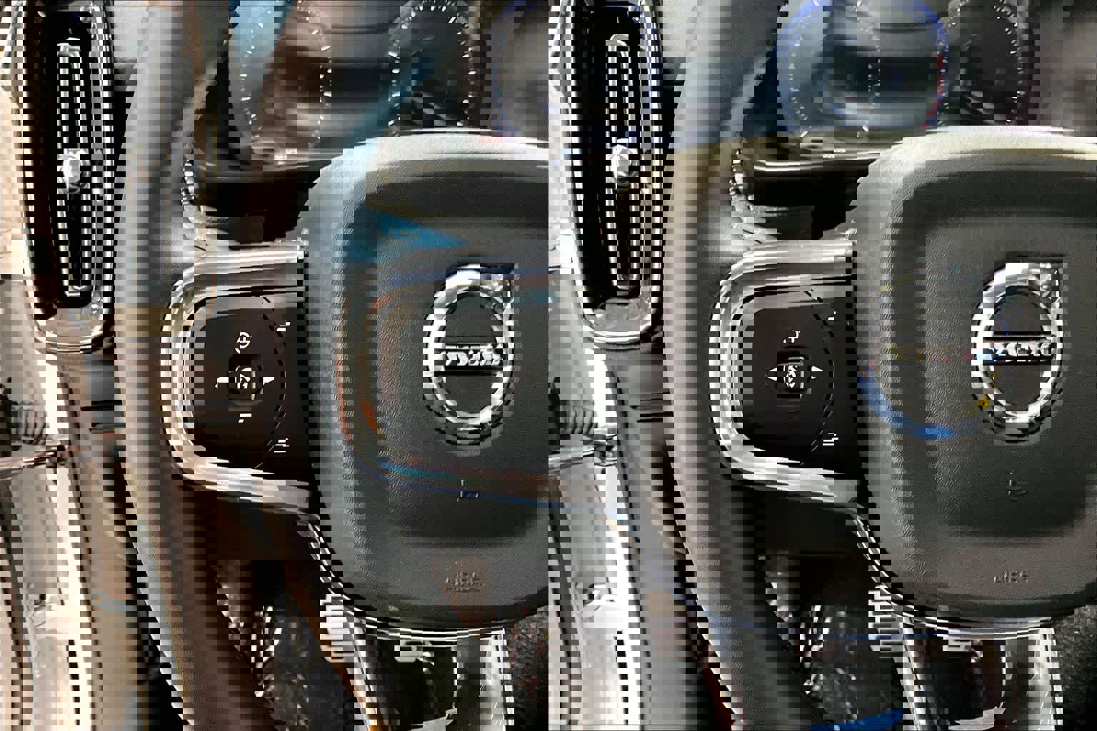 Certified 2022 Volvo XC40 T4 R-Design w/ Advanced Package image 22