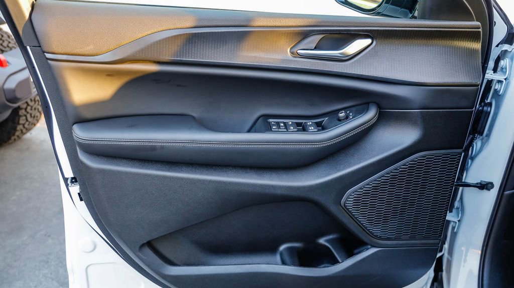 New 2025 Jeep Grand Cherokee Altitude image 21