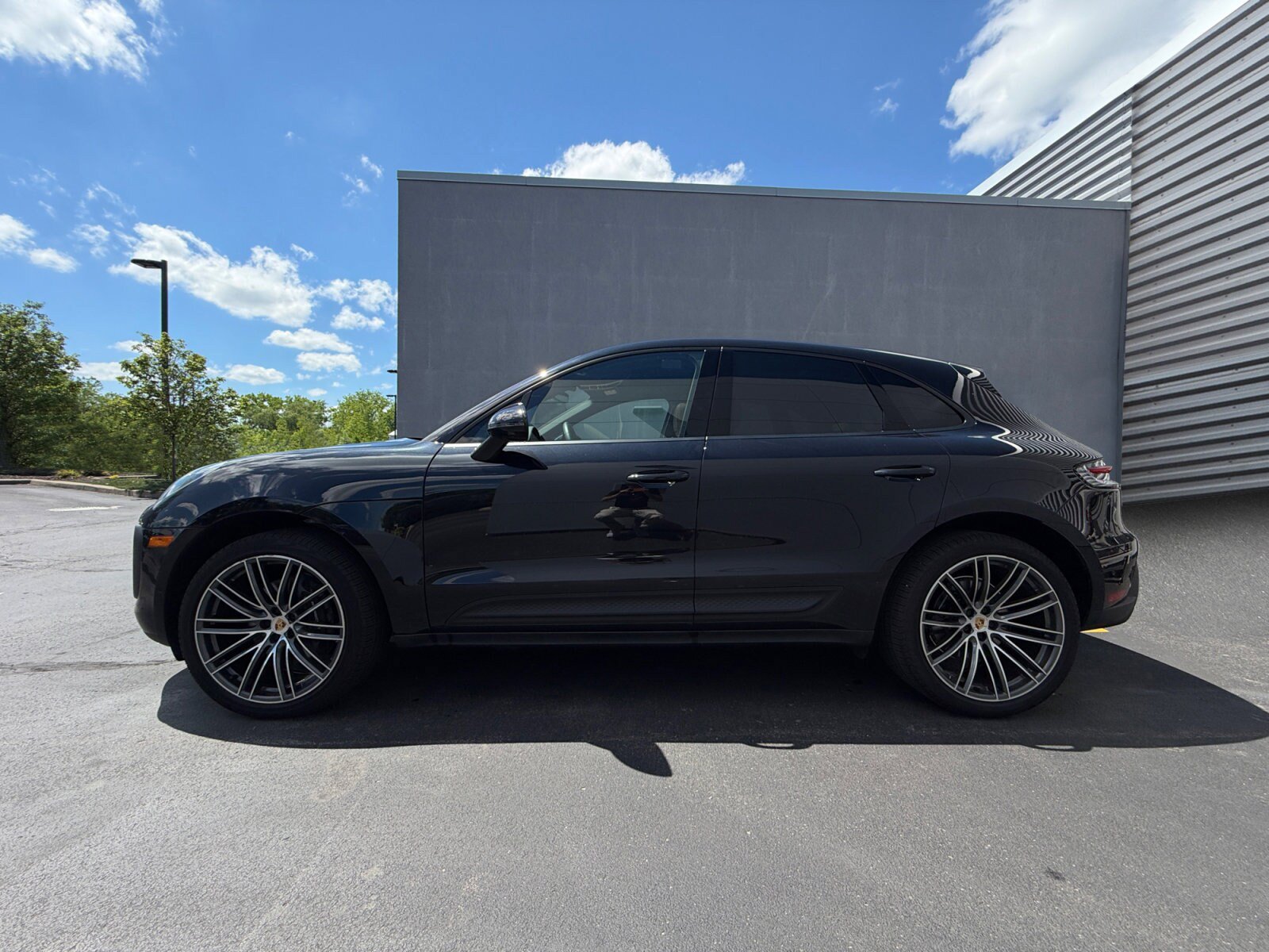 Used 2025 Porsche Macan AWD/4WD image 2