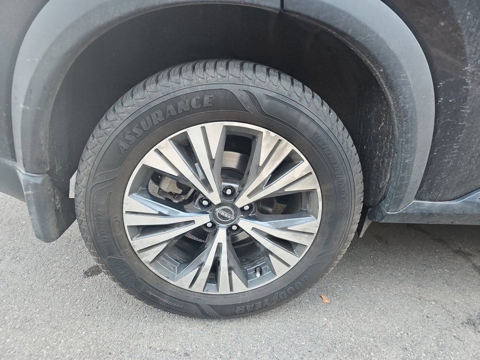 Used 2023 Nissan Rogue SV image 27