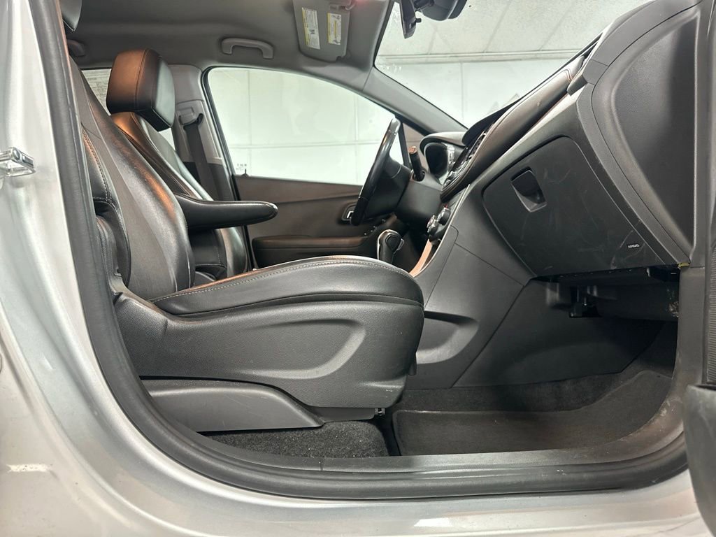 Used 2020 Chevrolet Trax LT w/ LT Convenience Package FWD image 19