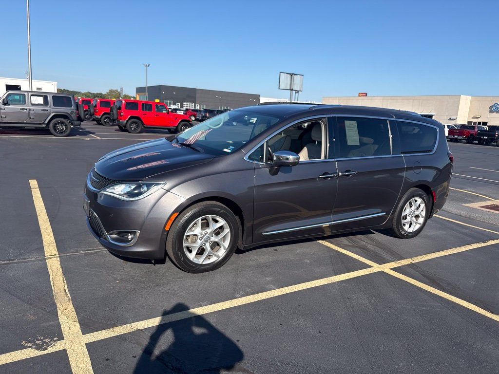 Used 2020 Chrysler Pacifica Limited w/ Advanced Safetytec Group FWD image 4