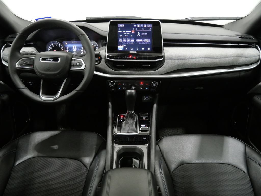 Used 2025 Jeep Compass Latitude w/ Sun & Sound Group AWD/4WD image 10