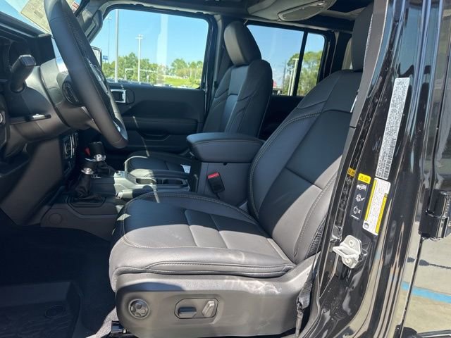 Used 2025 Jeep Wrangler Sahara image 12