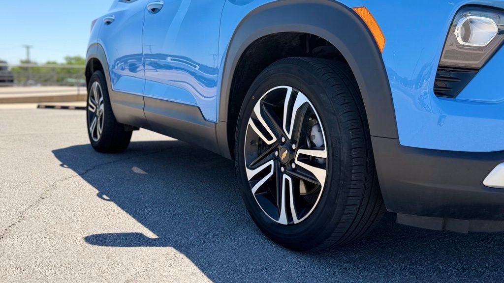 Used 2024 Chevrolet TrailBlazer LT w/ LT Cold Weather Package FWD image 2