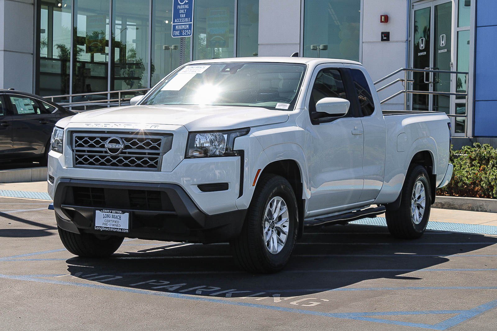 Used 2024 Nissan Frontier SV RWD image 3