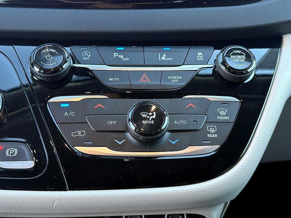 Used 2024 Chrysler Pacifica Touring-L image 24