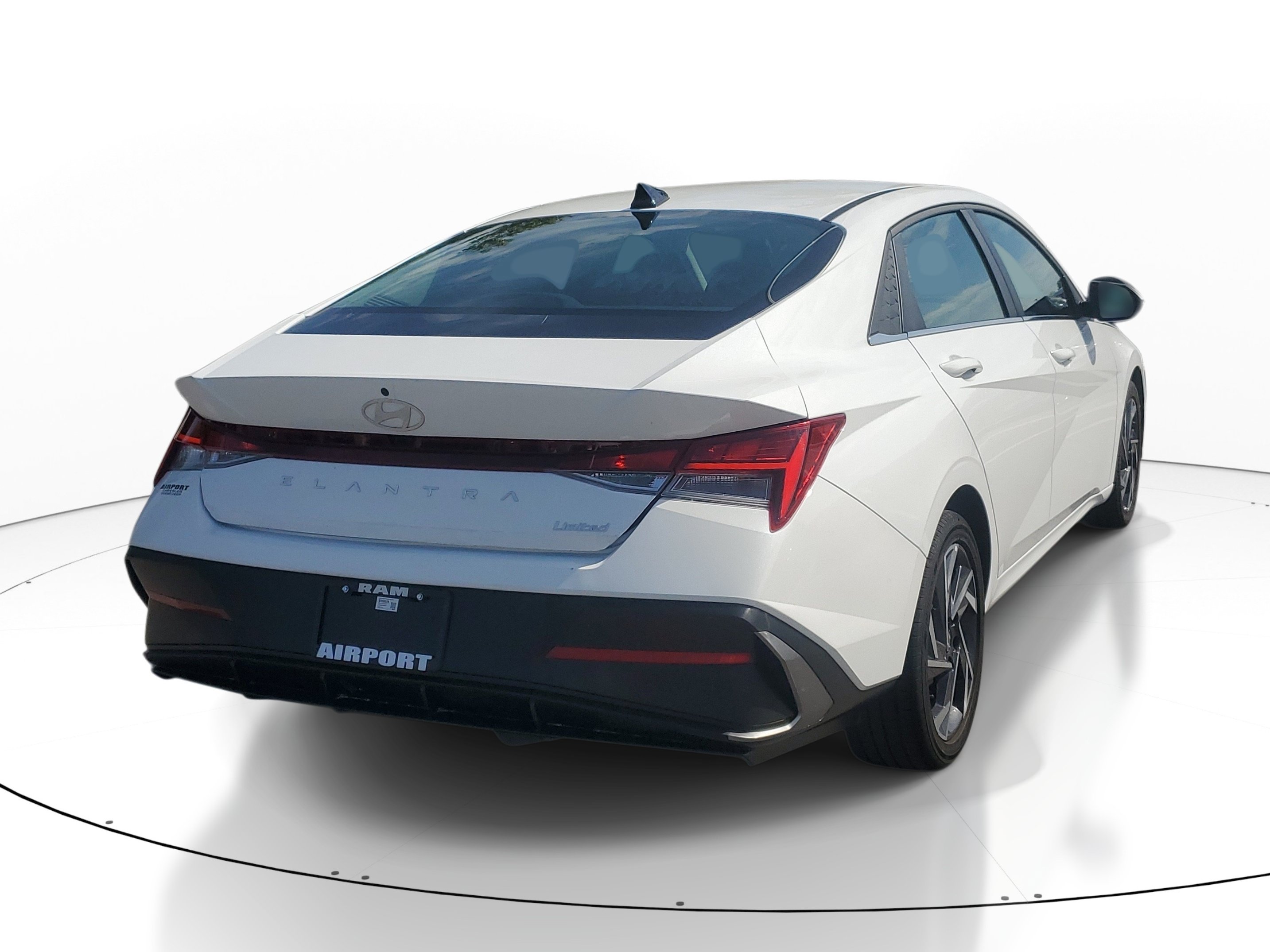 Used 2025 Hyundai Elantra Limited FWD image 6