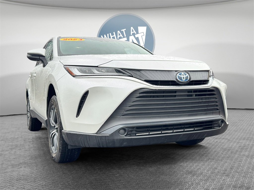 Used 2023 Toyota Venza LE image 2