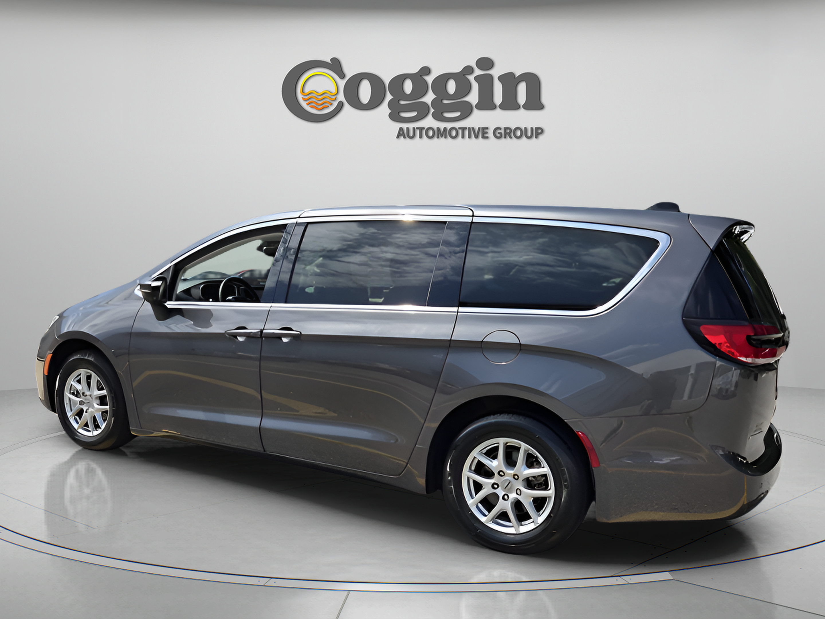 Used 2023 Chrysler Pacifica Touring-L FWD image 3