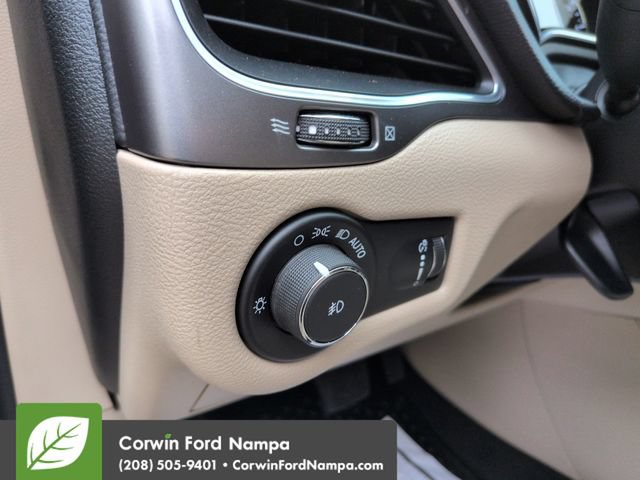 Used 2019 Jeep Cherokee Latitude w/ Cold Weather Group AWD/4WD image 13