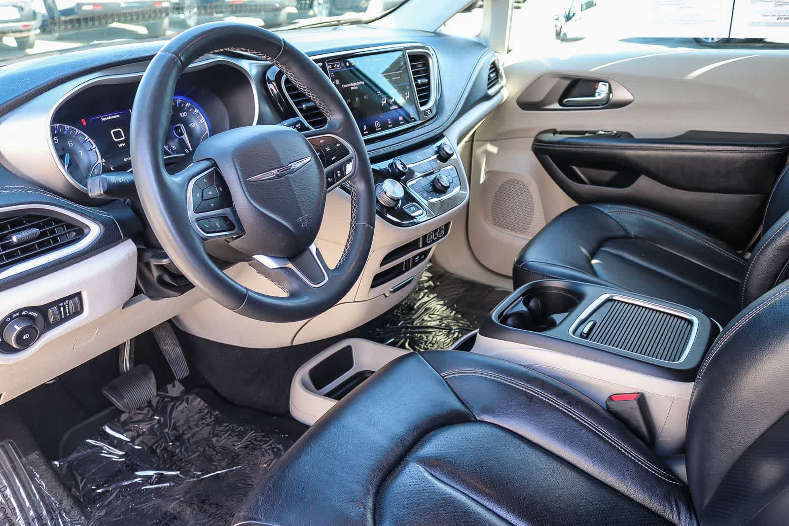 Used 2022 Chrysler Pacifica Touring-L FWD image 17