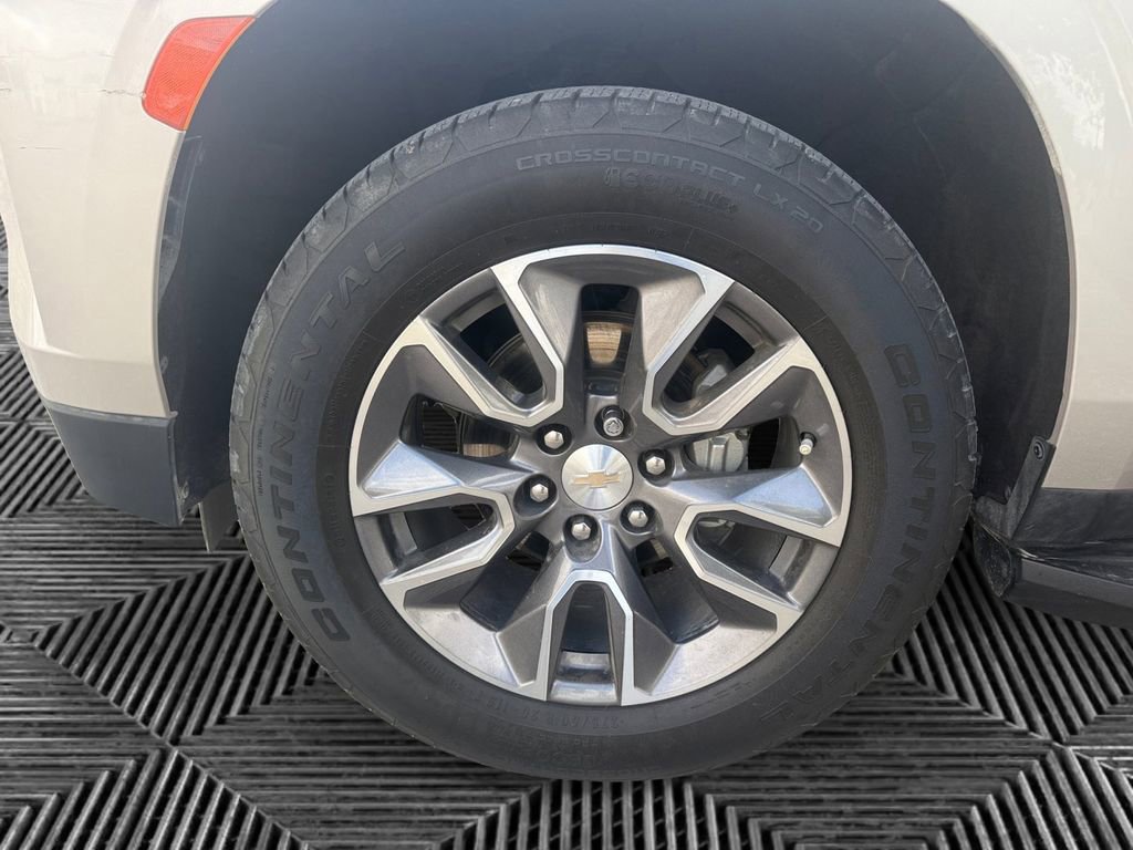 Used 2022 Chevrolet Suburban LT w/ Luxury Package image 14