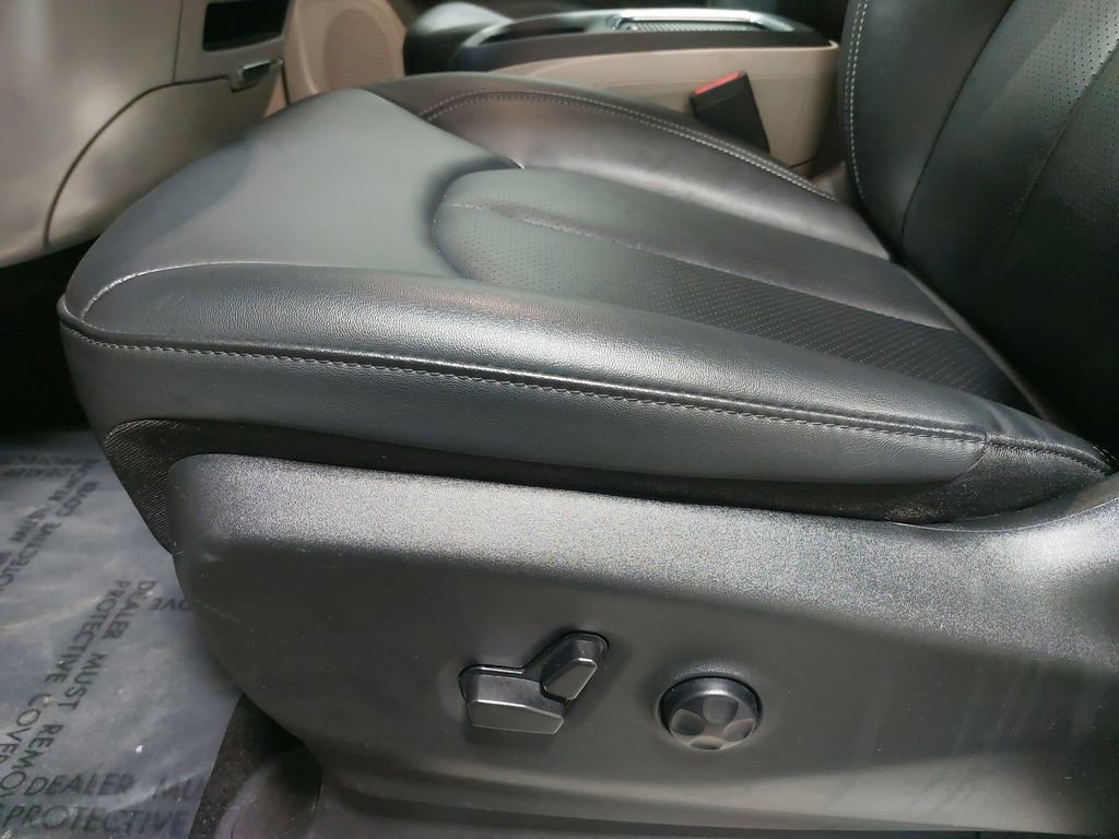 Used 2024 Chrysler Pacifica Touring-L image 29