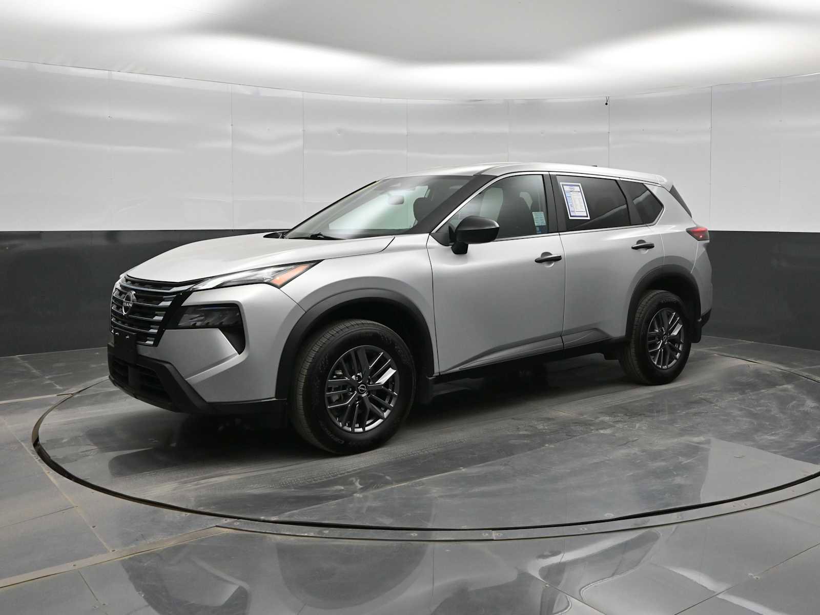Used 2025 Nissan Rogue S AWD/4WD image 4