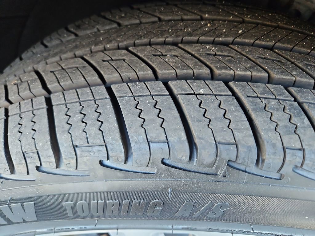 Used 2020 Chevrolet Equinox Premier image 36