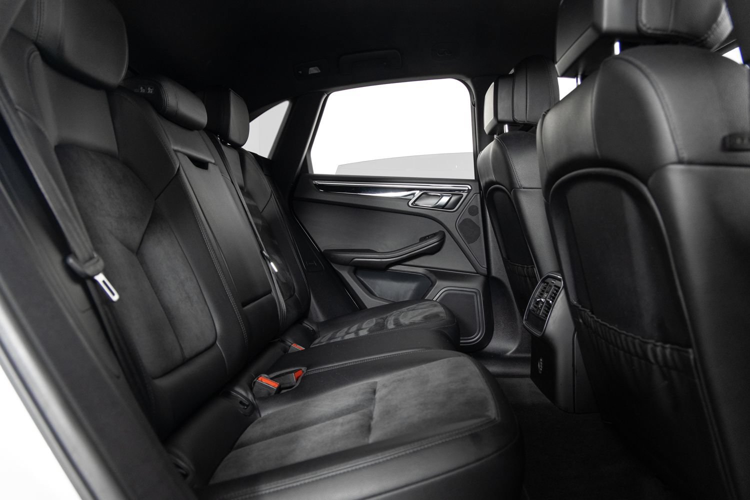 Used 2018 Porsche Macan AWD/4WD image 23