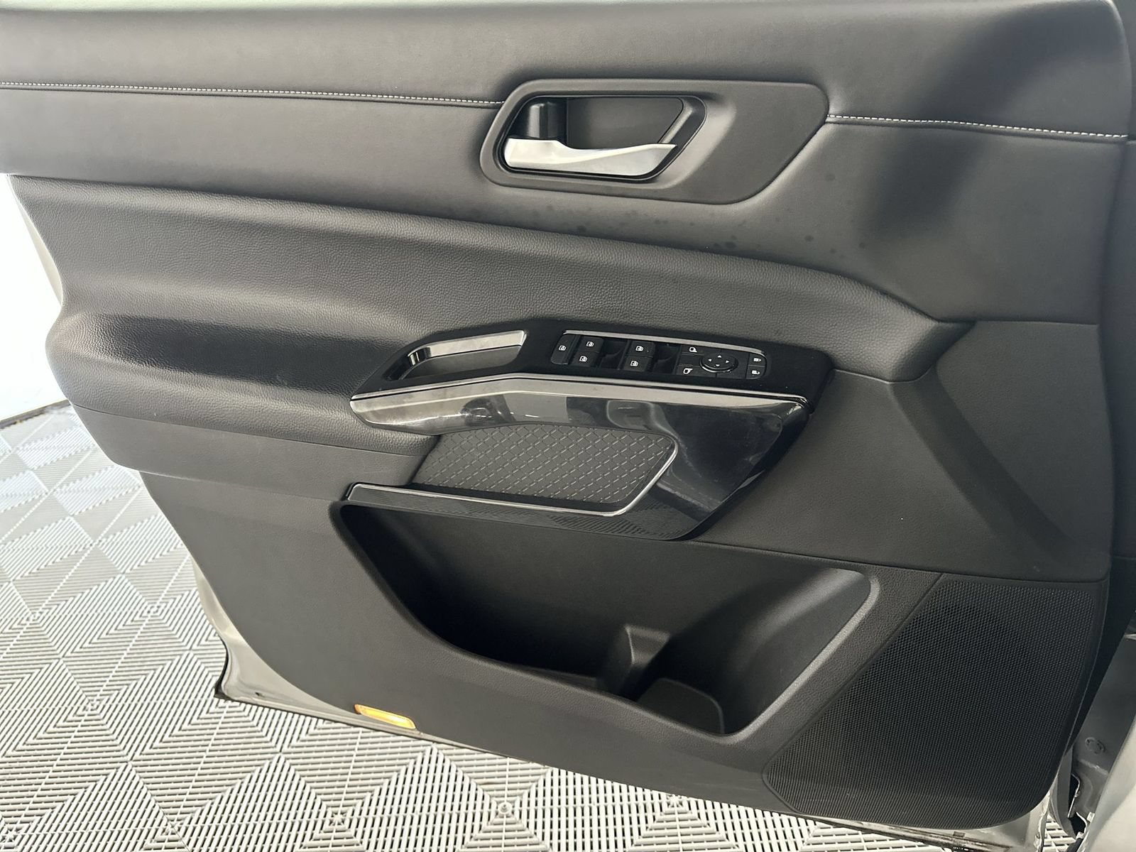 Certified 2022 Nissan Pathfinder SV FWD image 29