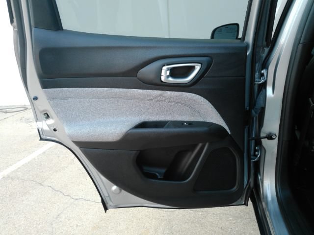 Used 2023 Jeep Compass Latitude AWD/4WD image 16