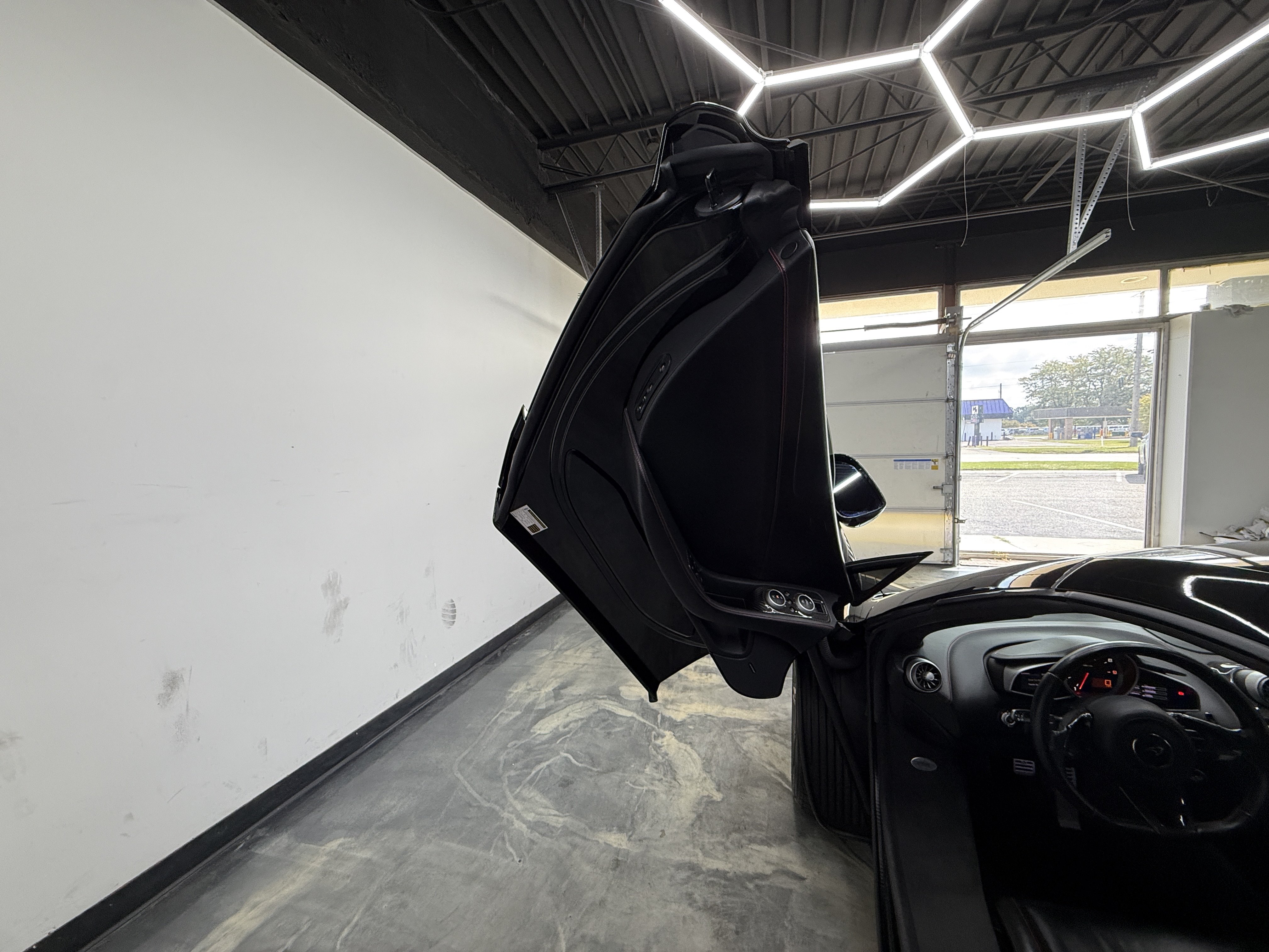 Used 2016 McLaren 650S Spider RWD image 17