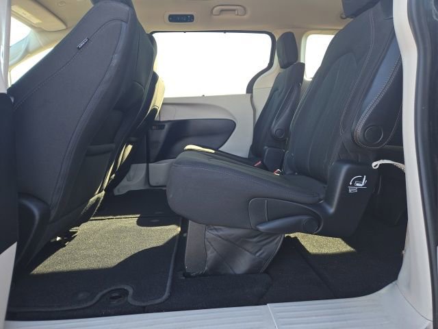 Used 2020 Chrysler Pacifica Touring w/ Cold Weather Group image 9