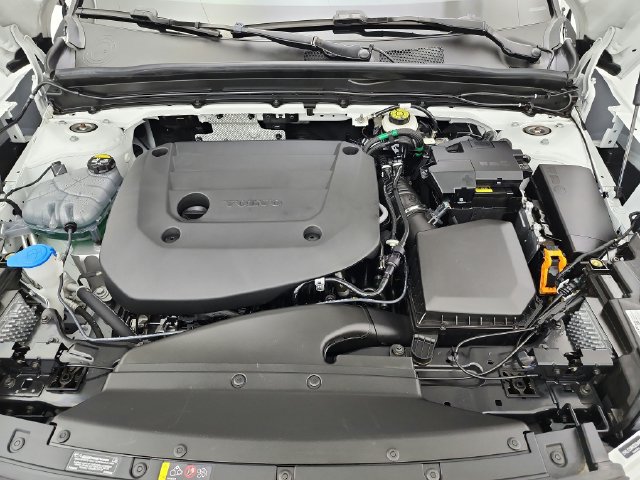 Certified 2025 Volvo XC40 B5 Ultra AWD/4WD image 40