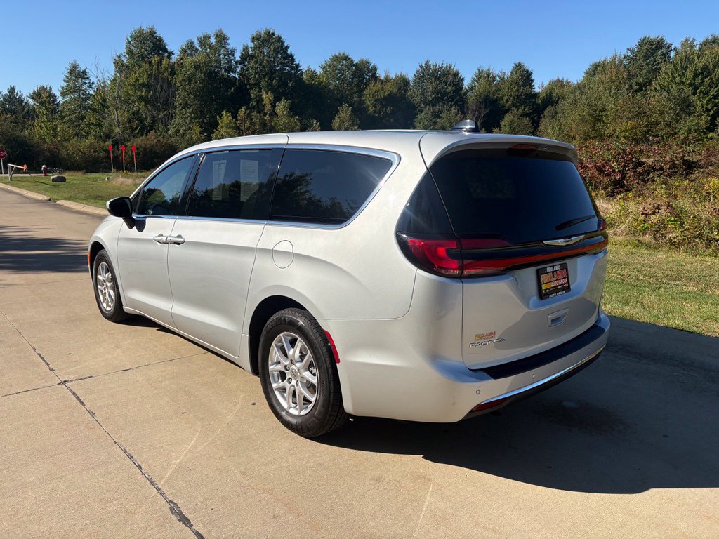 Used 2023 Chrysler Pacifica Touring FWD image 7