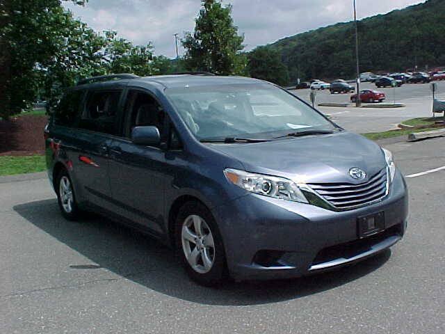 Used 2015 Toyota Sienna LE FWD image 2