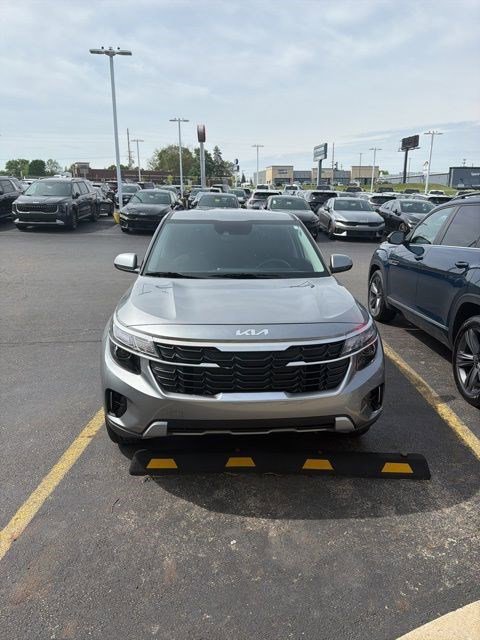 Used 2025 Kia Seltos LX AWD/4WD image 7
