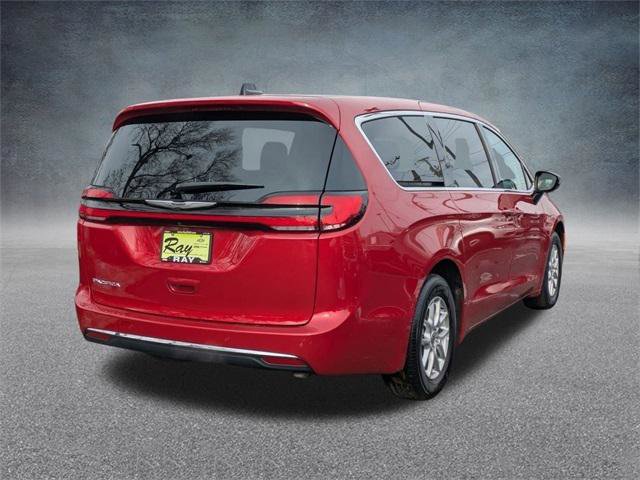 Certified 2024 Chrysler Pacifica Touring-L image 4