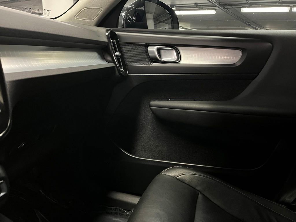 Used 2020 Volvo XC40 T5 Momentum image 29