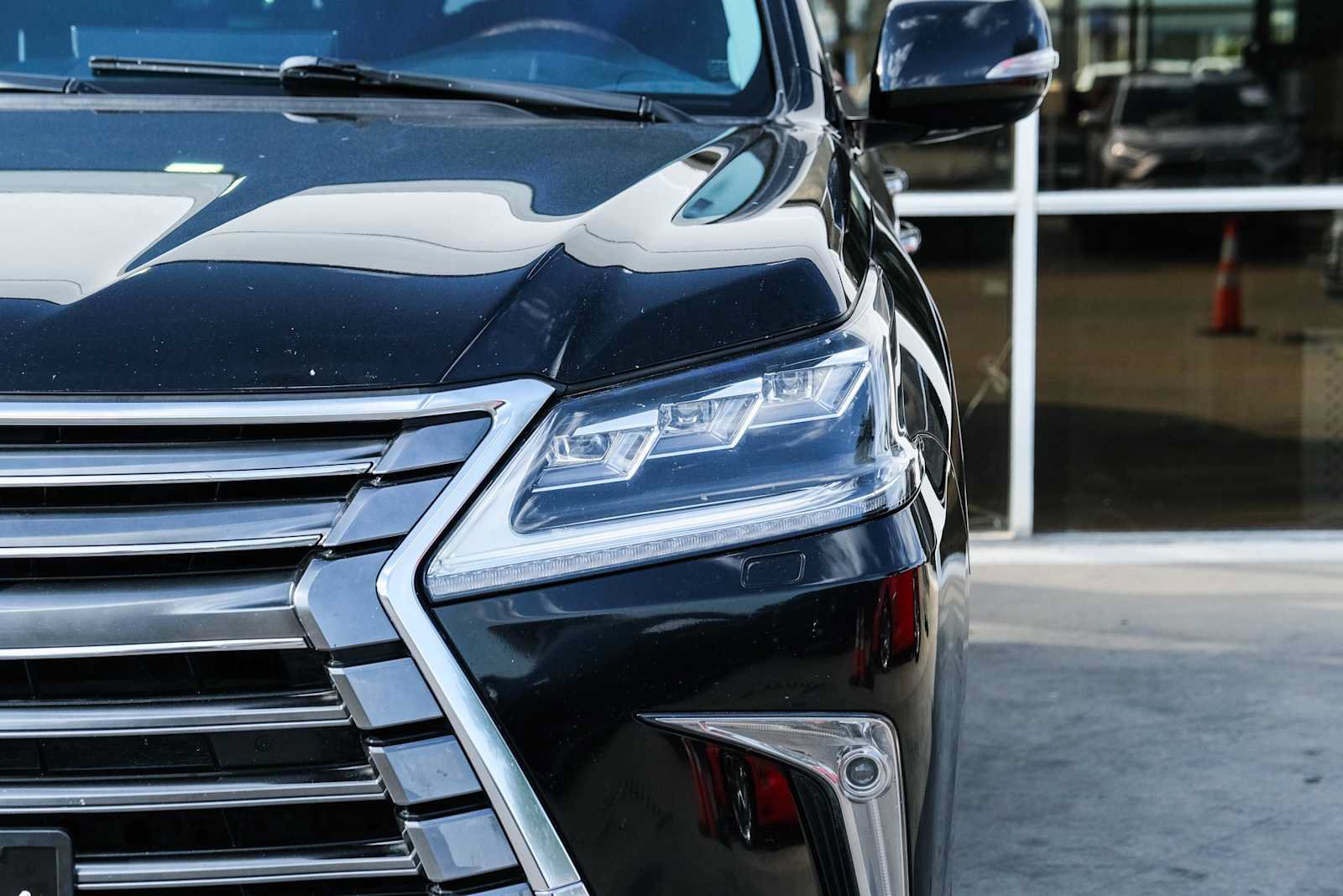 Used 2017 Lexus LX 570 4WD w/ Luxury Package image 4