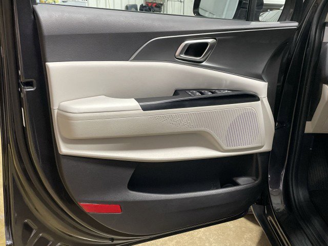Used 2023 Kia Carnival LX image 12